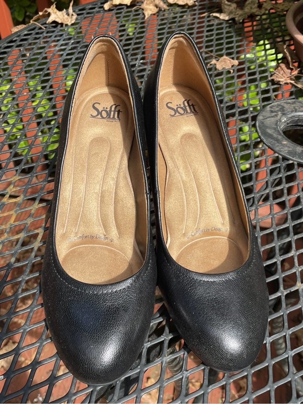 Söfft Black Leather Round-Toe Comfort Flats